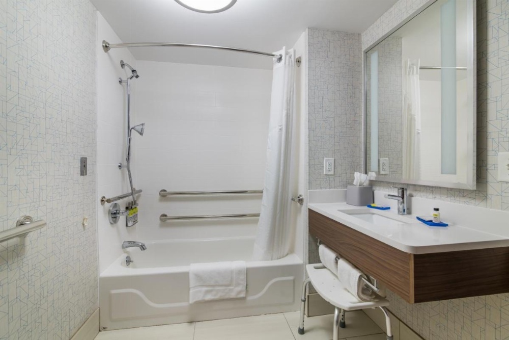 Holiday Inn Express Plymouth Image 11