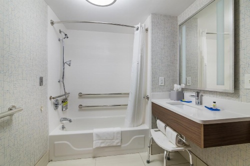 Holiday Inn Express Plymouth image 11