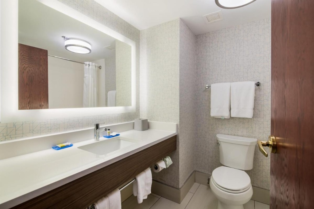 Holiday Inn Express Plymouth Image 12